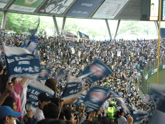 埼玉西武ファンのフラッグによる応援
